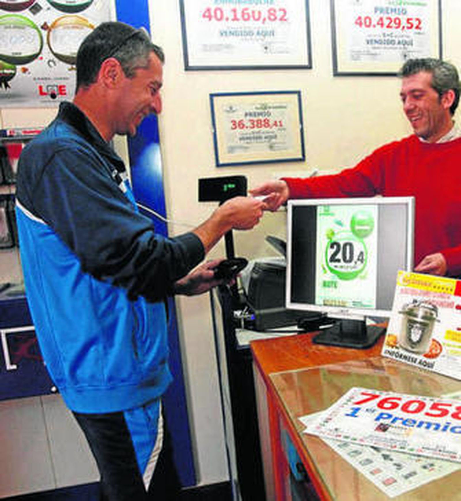 El lotero, dispensando un boleto a un villarrasero.