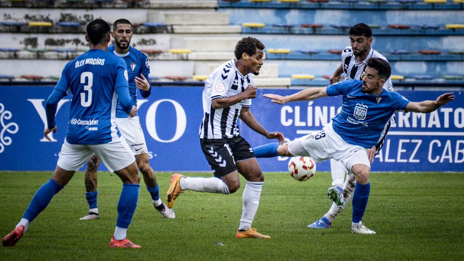 Las imágenes del partido de fútbol entre el San Fernando Club Deportivo y la Balompédica Linense
