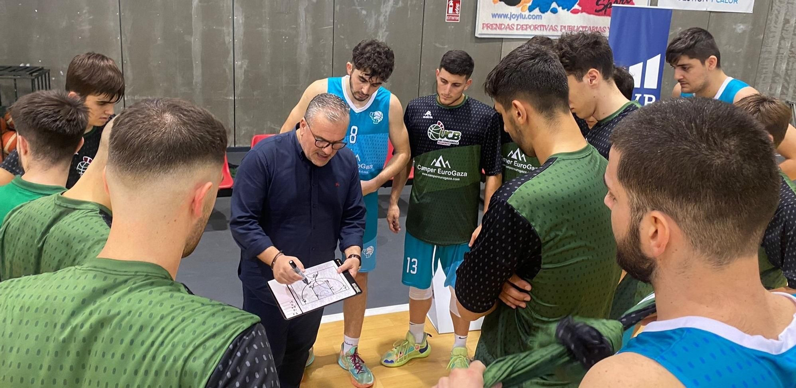Rafa Gomariz da órdenes a sus jugadores durante un tiempo muerto.