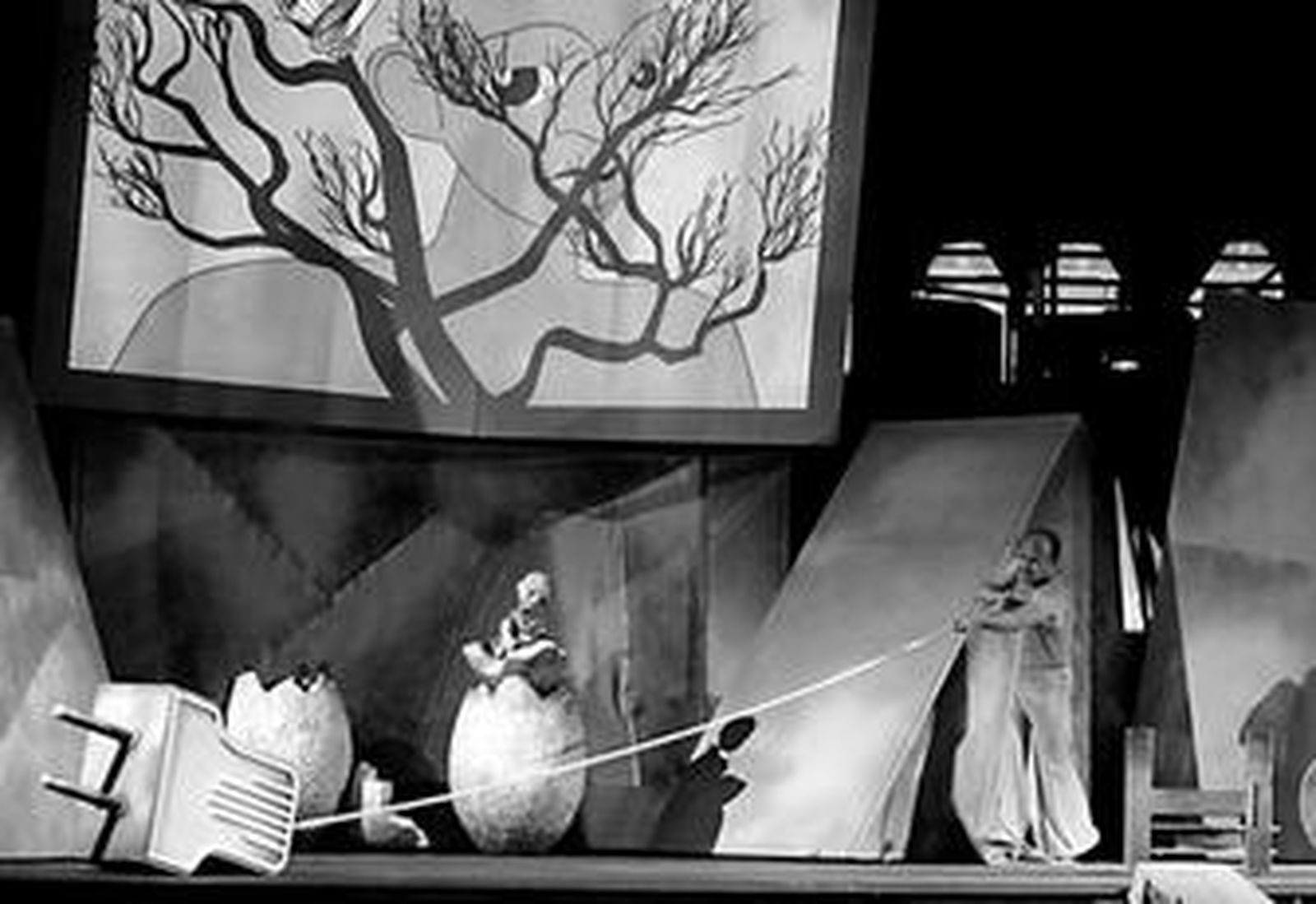 Imagen de la introducción que se hace a la obra Los Negros por parte de Axioma Teatro.