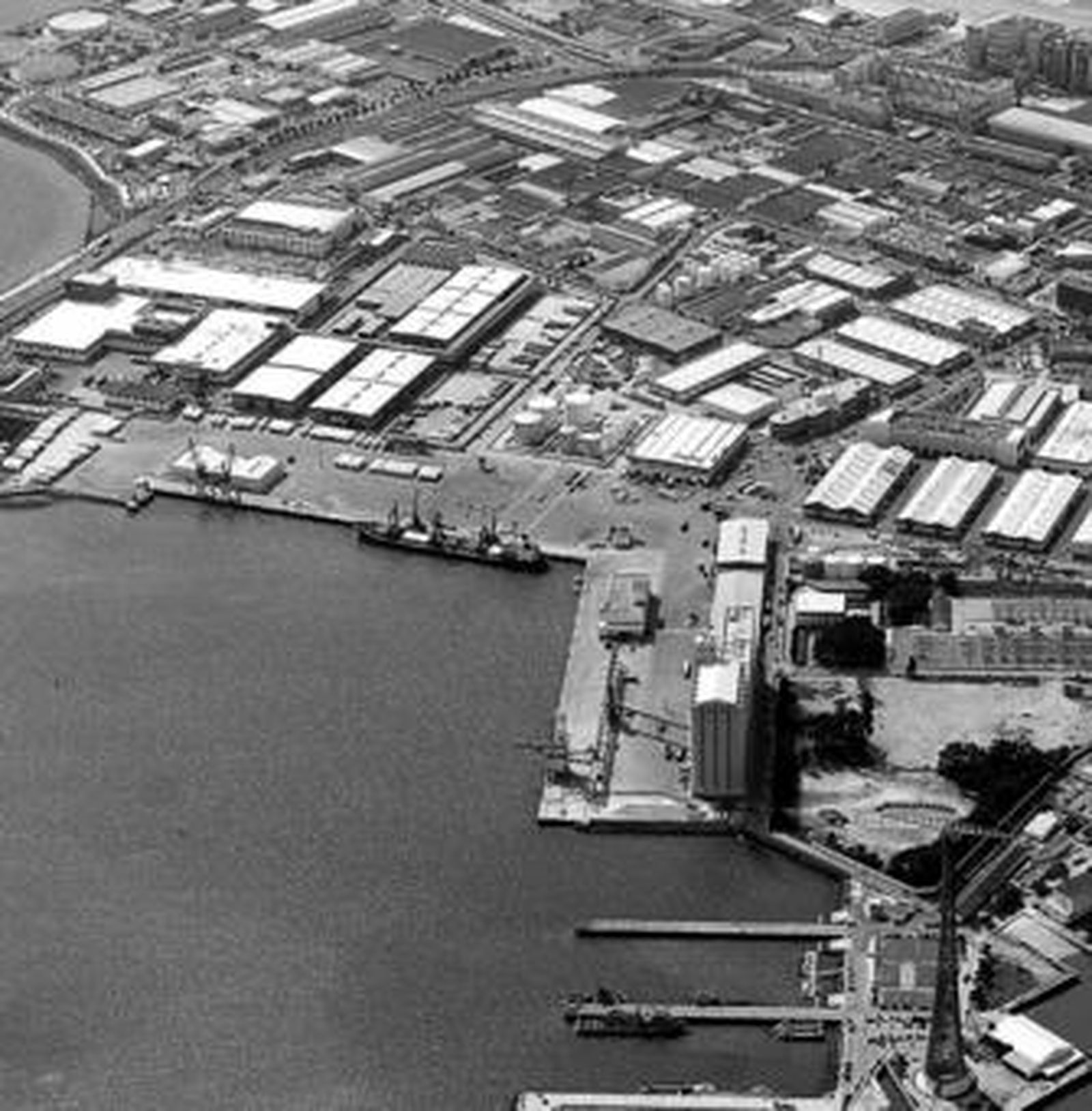 Vista aérea del recinto de la Zona Franca de Cádiz.