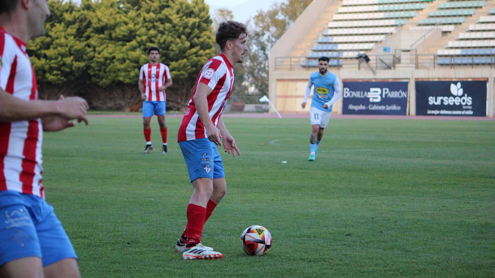 Dani Garzón con el balón bajo su control durante la visita de los rojiblancos a El Ejido de la pasada temporada.