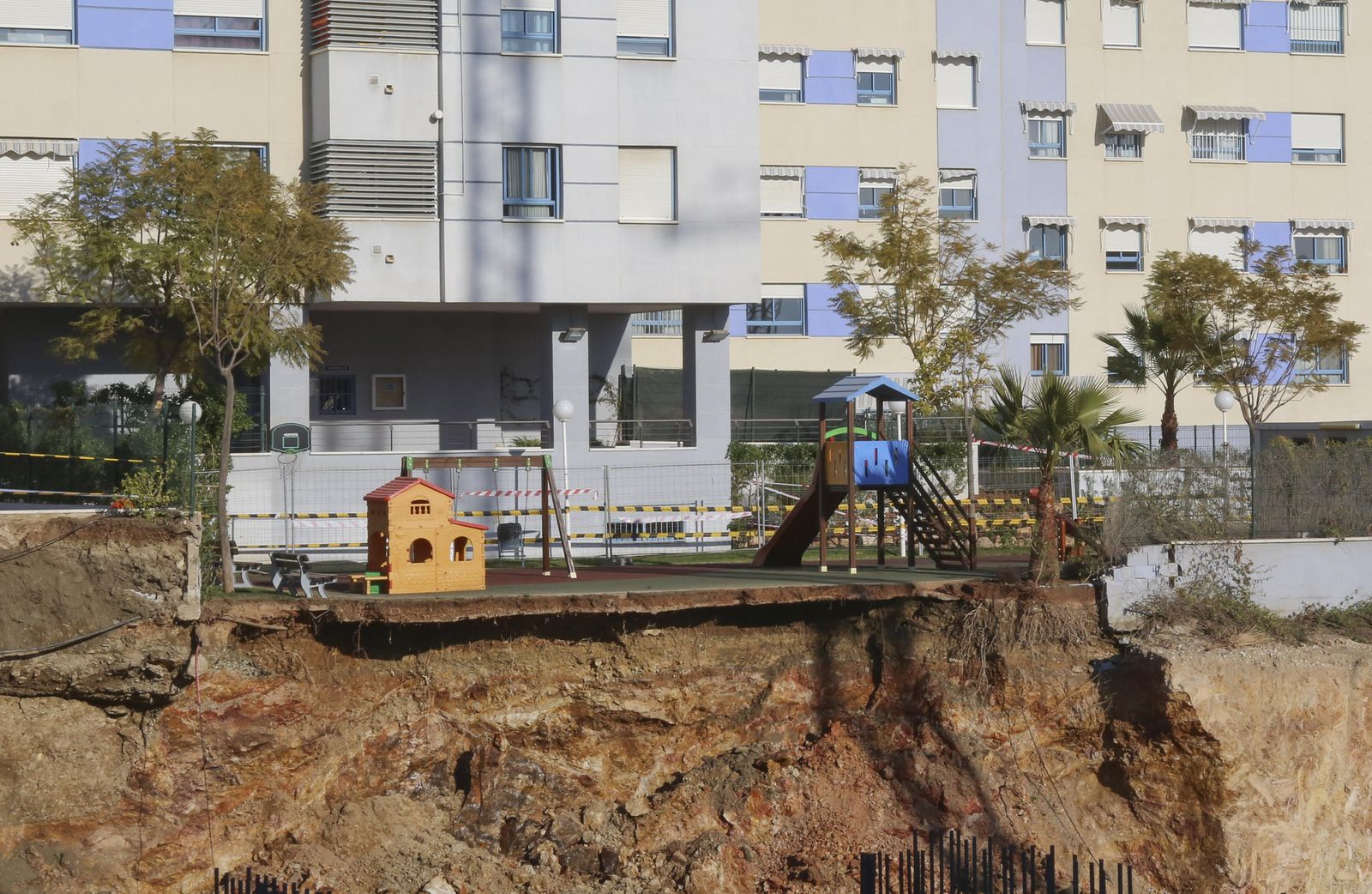Desprendimiento en un parque infantil junto a una obra.