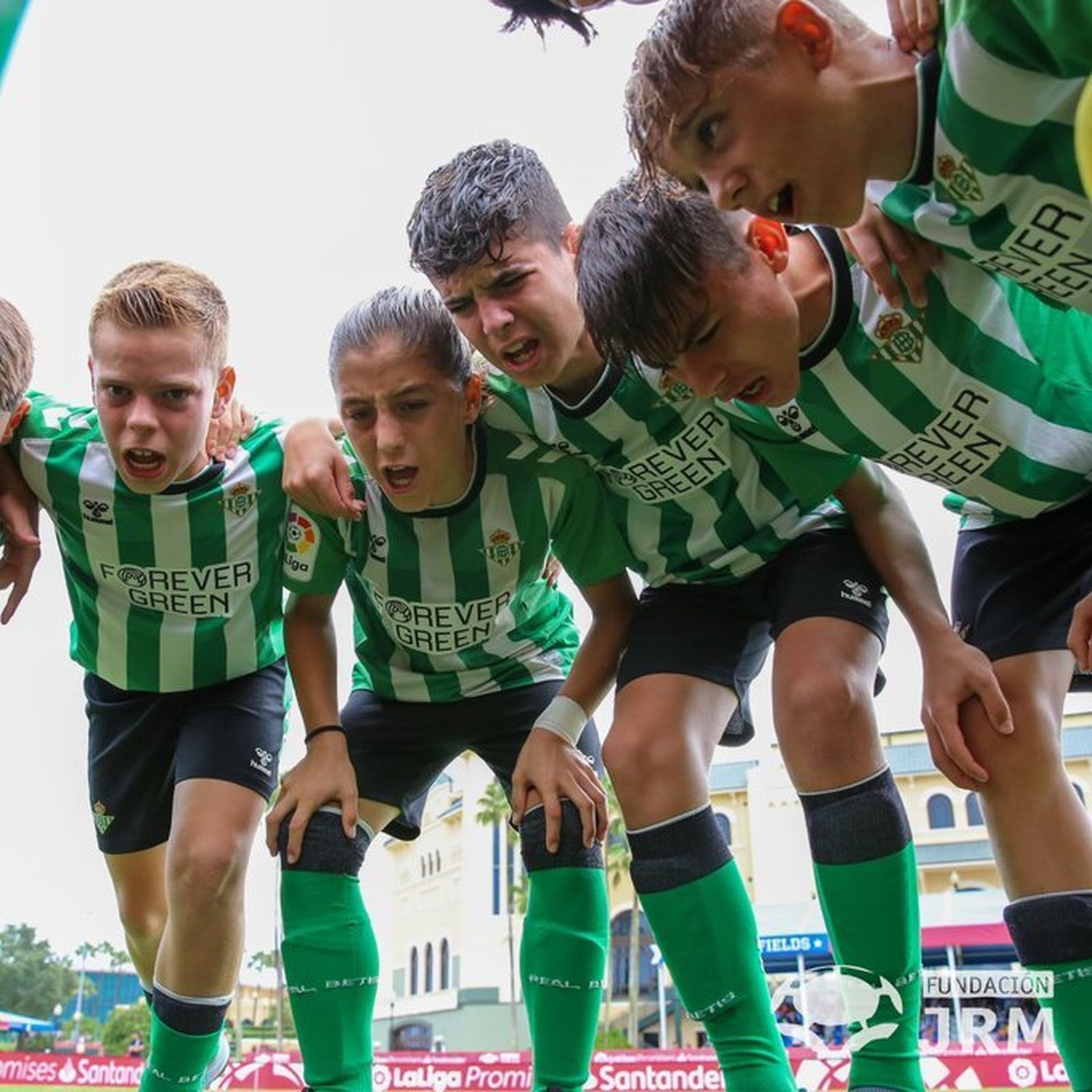 Los jugadores del Betis, en la arenga antes del partido ante el Villarreal.