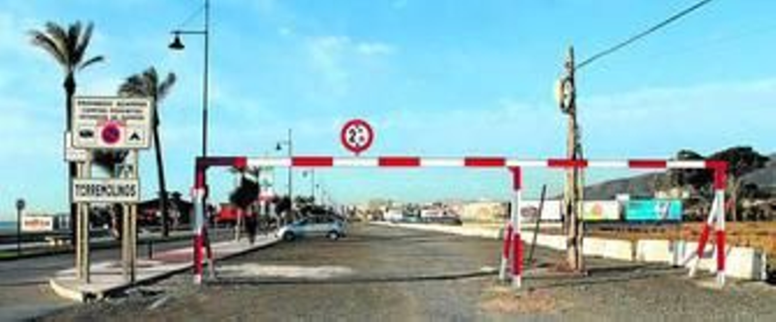 Una de las vallas que se han colocada a la entrada de uno de los aparcamientos.