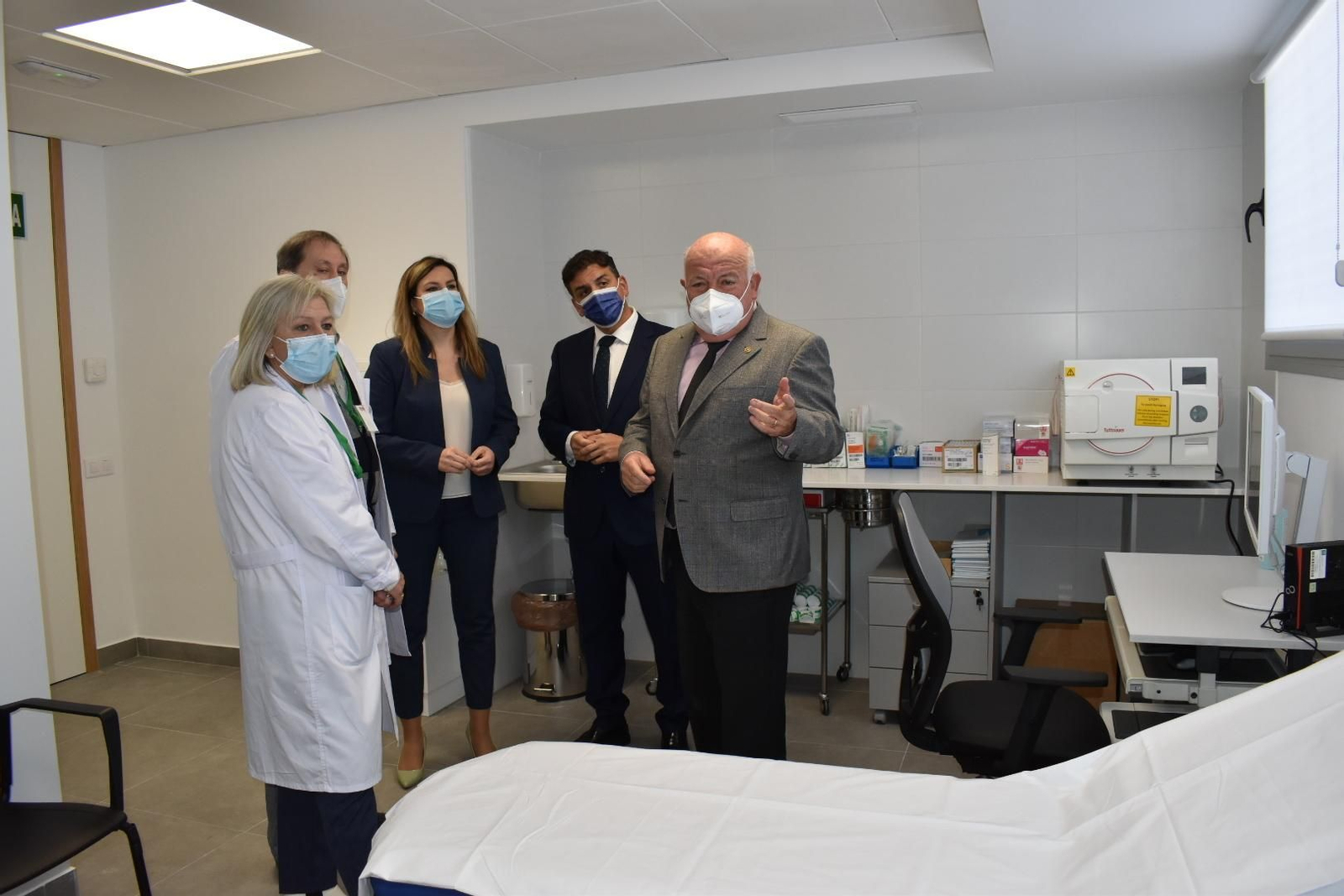 El consejero de Salud y Familias, Jesús Aguirre, durante la visita a un centro de salud en Baeza
