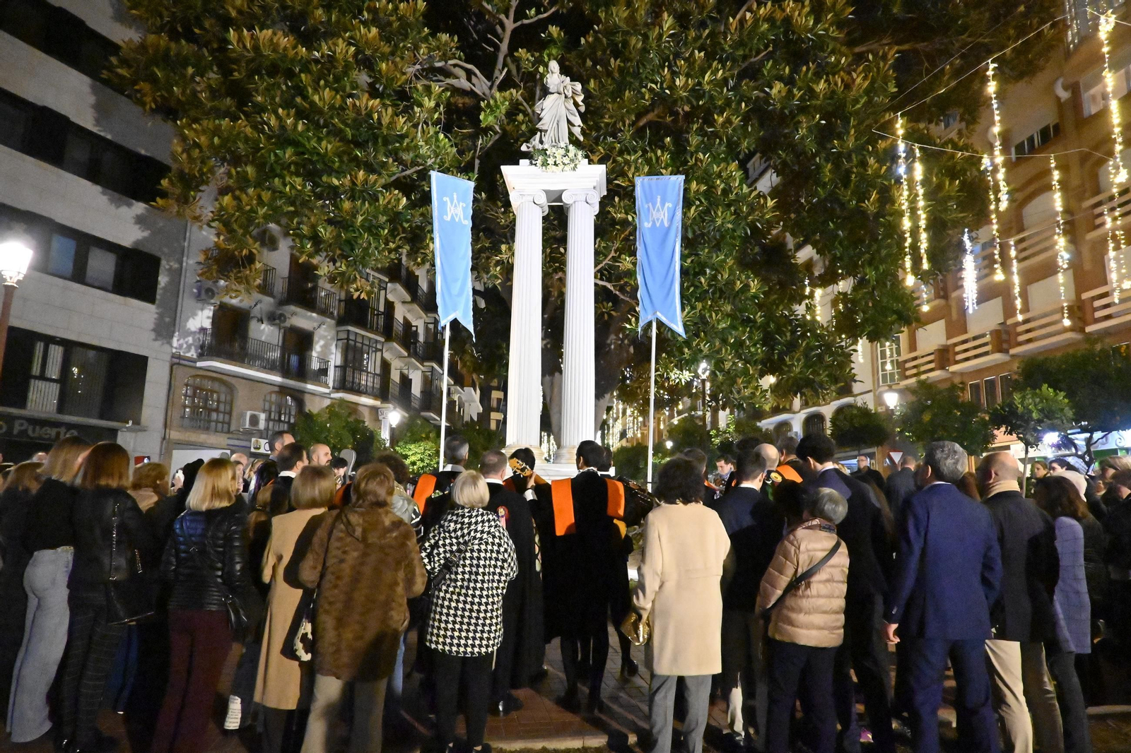 Imágenes de la tradicional tuna de empresariales tocando en el monumento de la Inmaculada