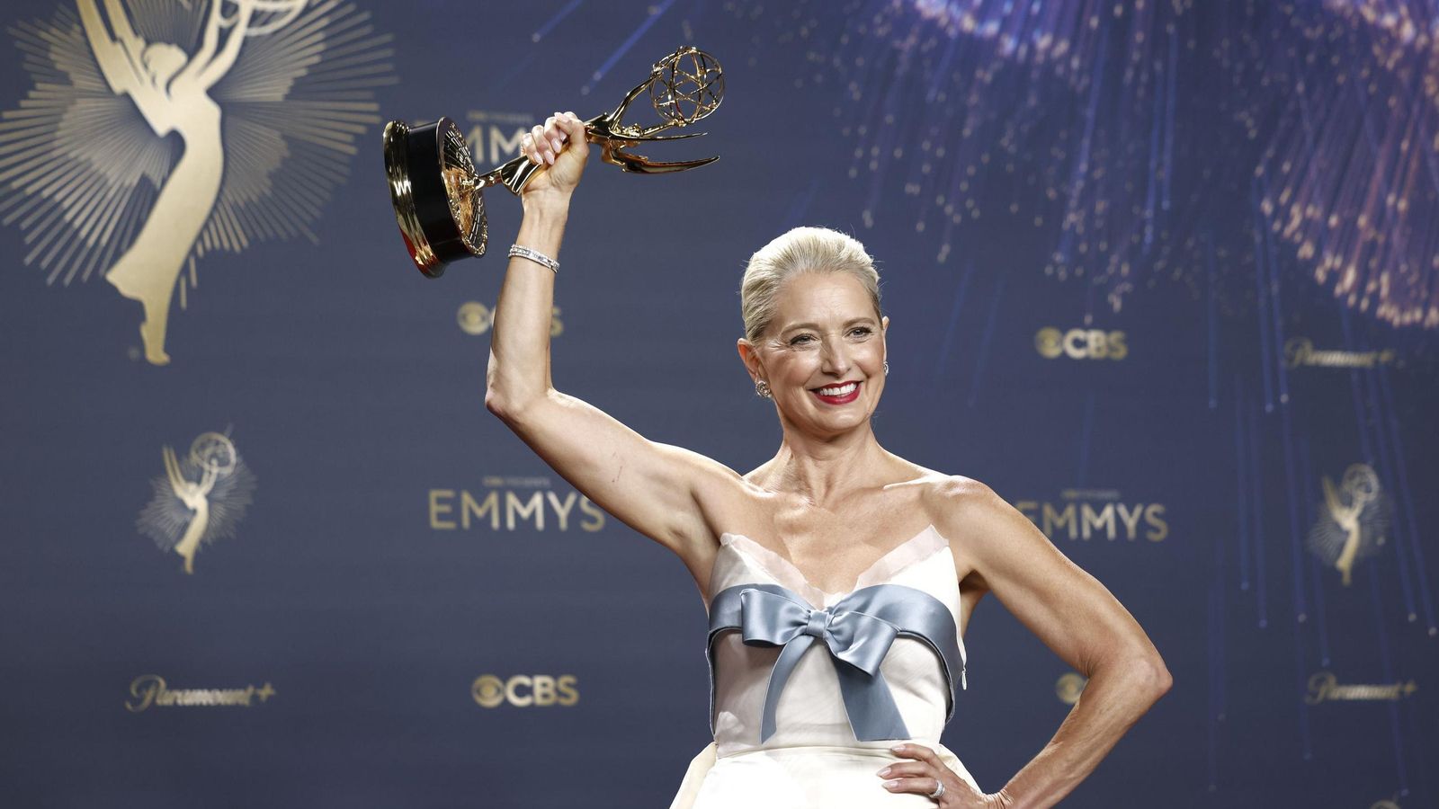 Katherine LaNasa con su Emmy a mejor actriz de reparto en drama por 'The Pitt'