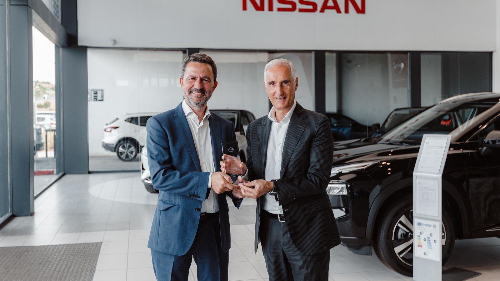 Antonio Gil (izq), gerente de CATAC, recibió el trofeo Nissan Global Award 2023, de manos del CEO de Nissan Motor Ibérica, Bruno Mattucci (dcha).