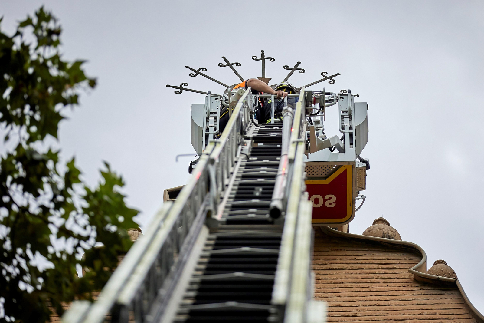Granada se vuelca con la ofrenda floral en la Basílica de la Virgen de las Angustias