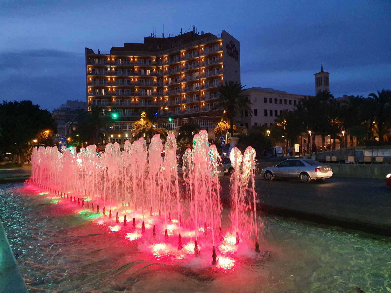 Las fuentes de la ciudad se iluminan de rojo y amarillo con motivo del Día de la Fiesta Nacional