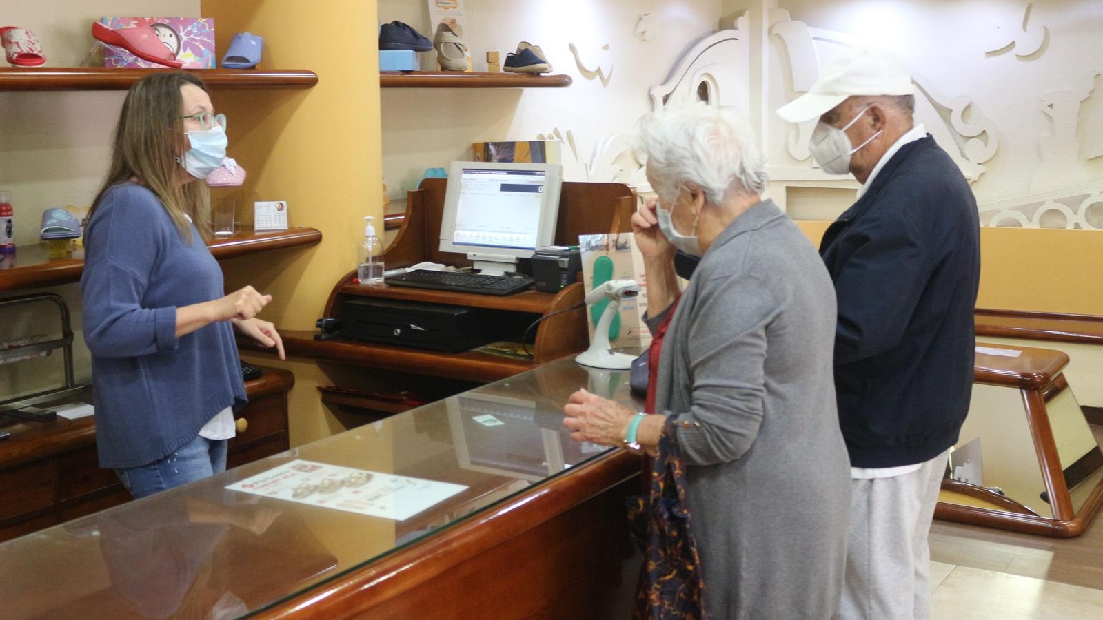 Pilar Palacios atiende en Calzados El porvenir