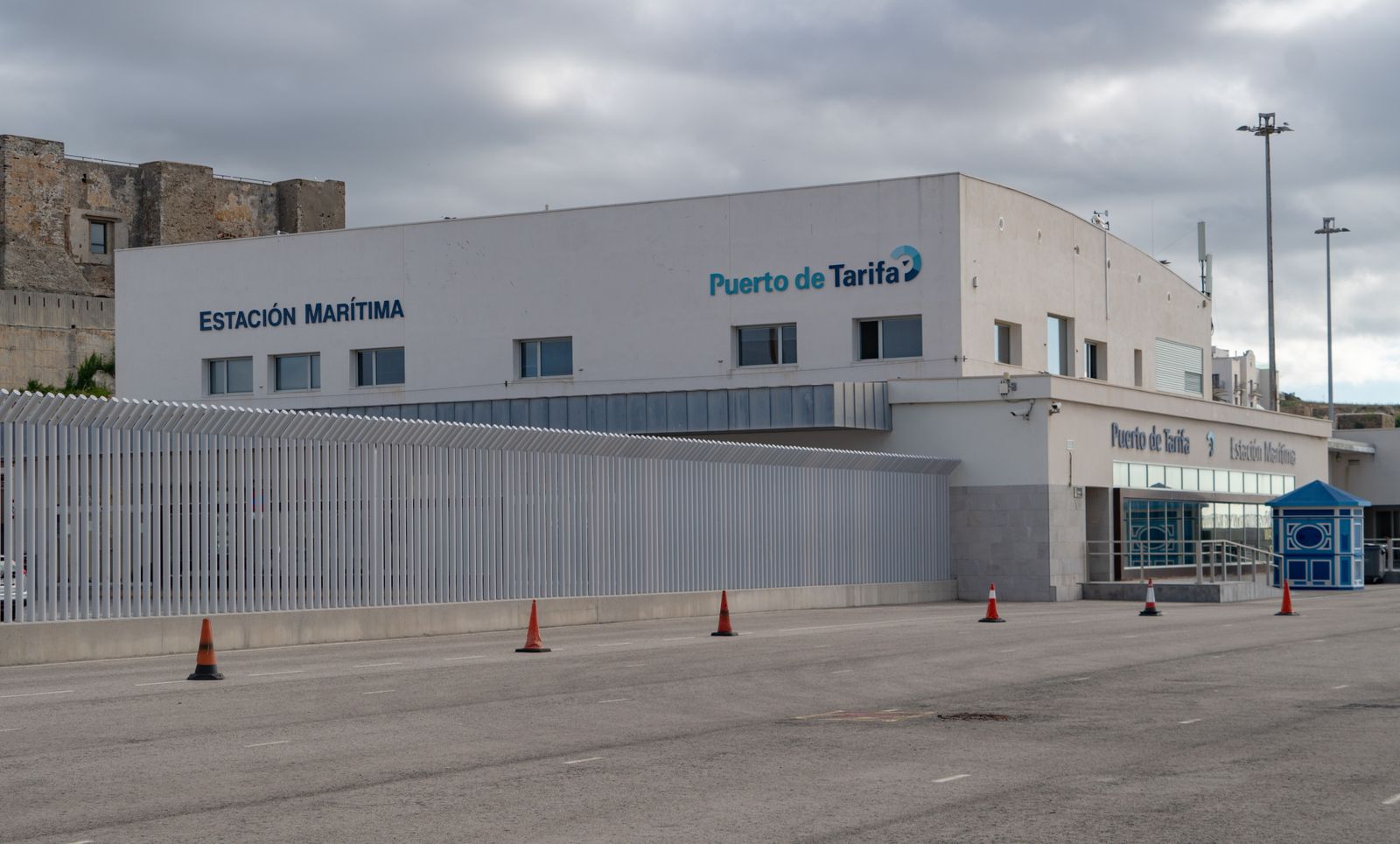 El lateral sur de la Estación Marítima de Tarifa.
