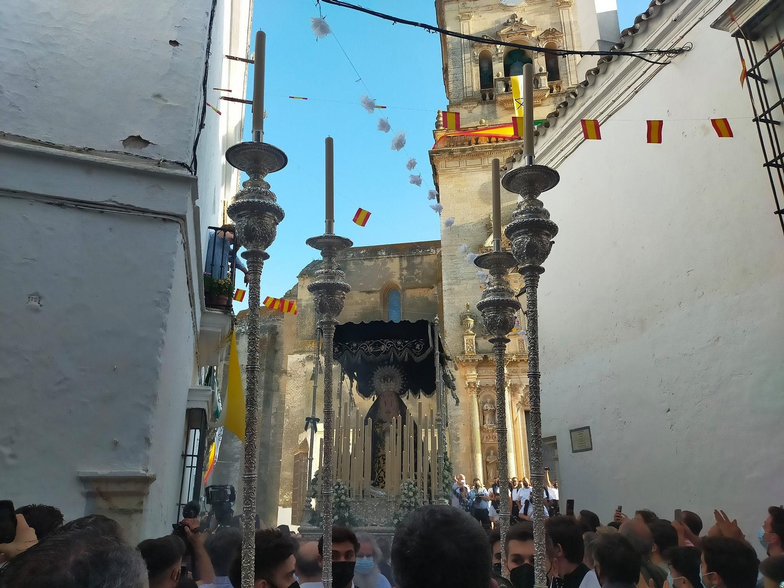 Imagen de Nuestra Señora de la Soledad en su salida compartida por la hermandad.