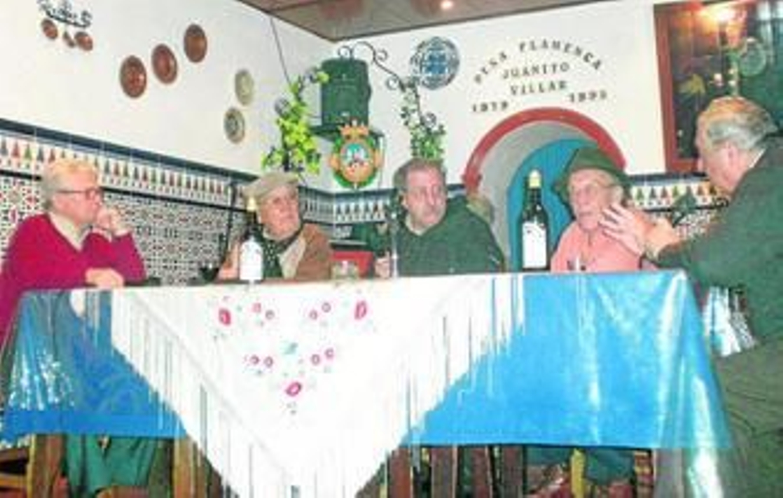Los tertulianos, moderados por Jesús del Río, durante la cita en la peña Juanito Villar.