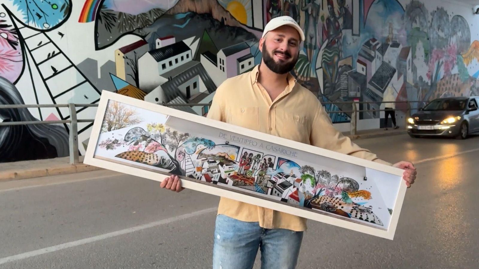 Daniel Dalopo posa con la copia de su mural "De Ventippo a Casariche"