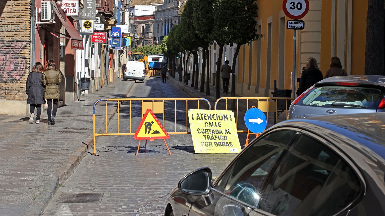 La calle Honda, cerrada al tráfico para el arreglo de la tubería.