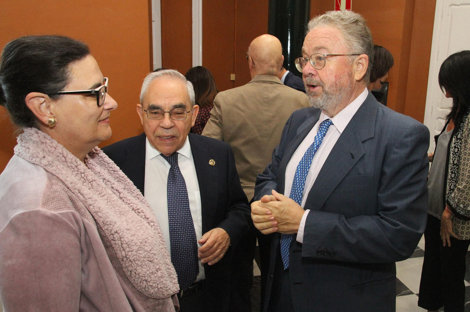 Imágenes de la conferencia y desayuno-coloquio de Gabriel Cruz, alcalde de Huelva