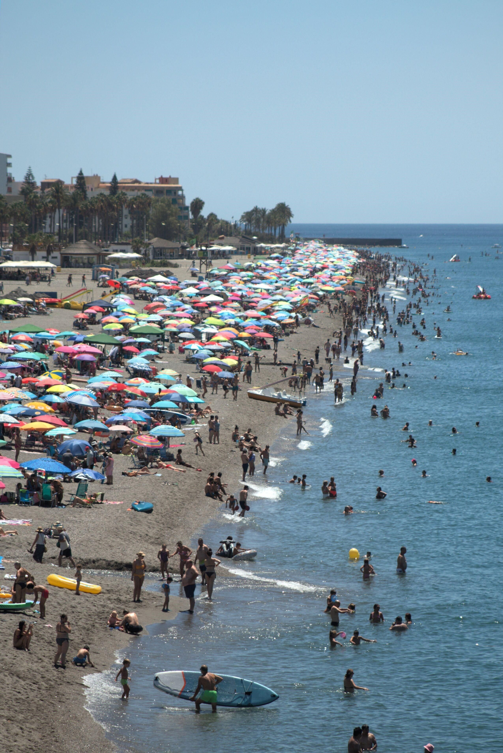 Fotos: así de llenas estaba las playas de Granada este primer fin de semana de agosto