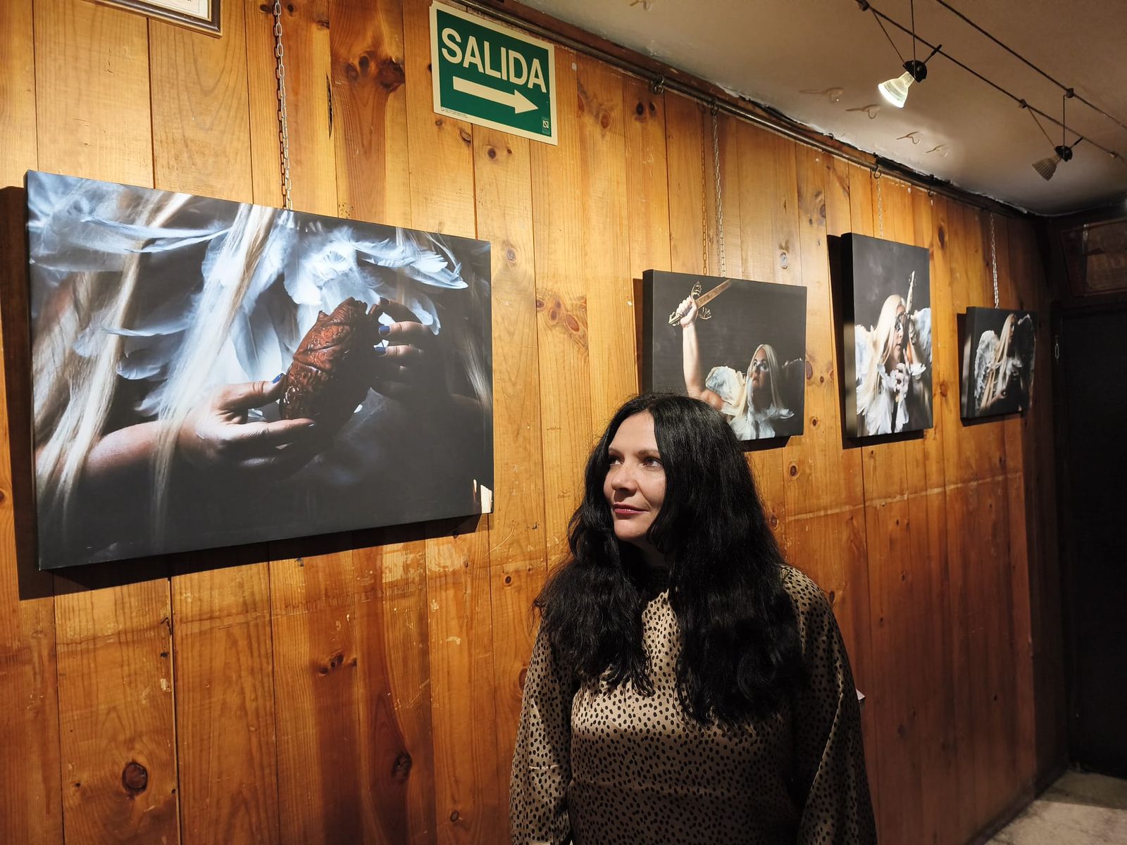 La artista onubense María Aránzazu, junto a parte de su exposición 'A sangre y fuego'.