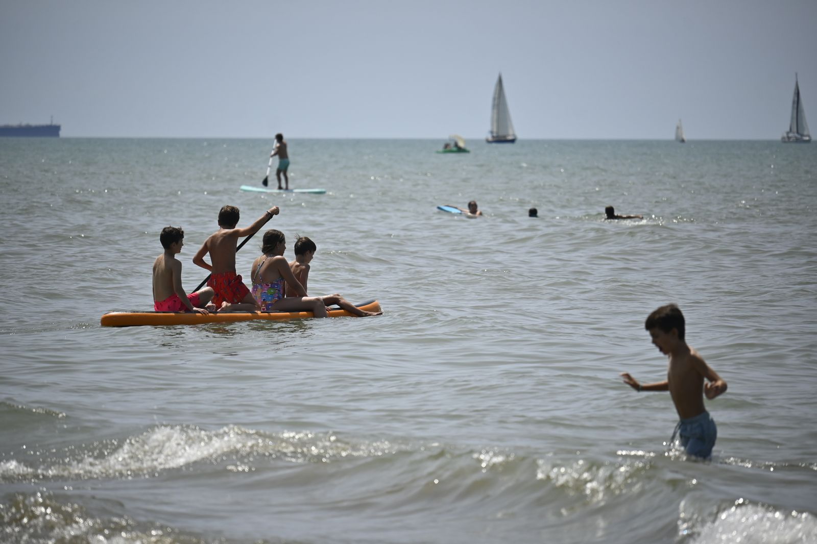 Ambiente en la playas de Huelva este sábado 22 de julio, en imágenes