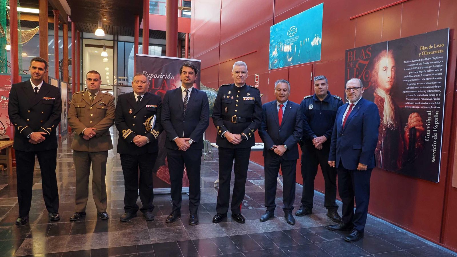 Foto de familia de las autoridades asistentes a la exposición de Blas de Lezo en Isla Cristina