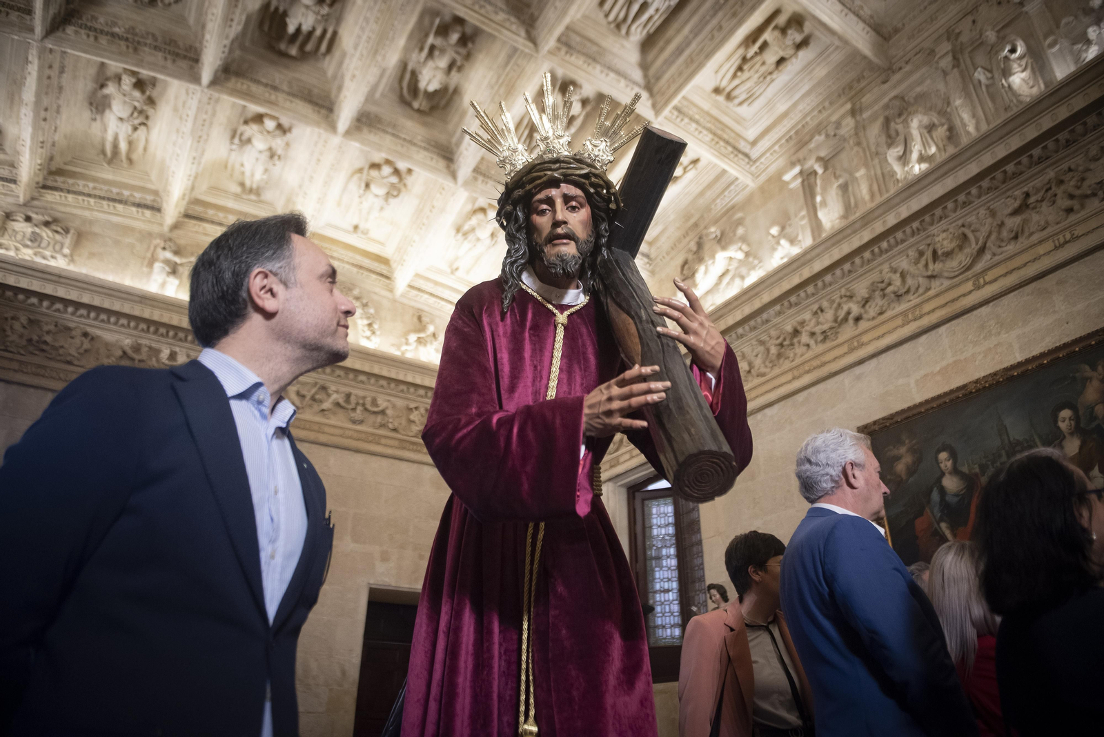 El ministro Iceta y el alcalde inauguran las exposiciones en el ayuntamiento para Semana Santa