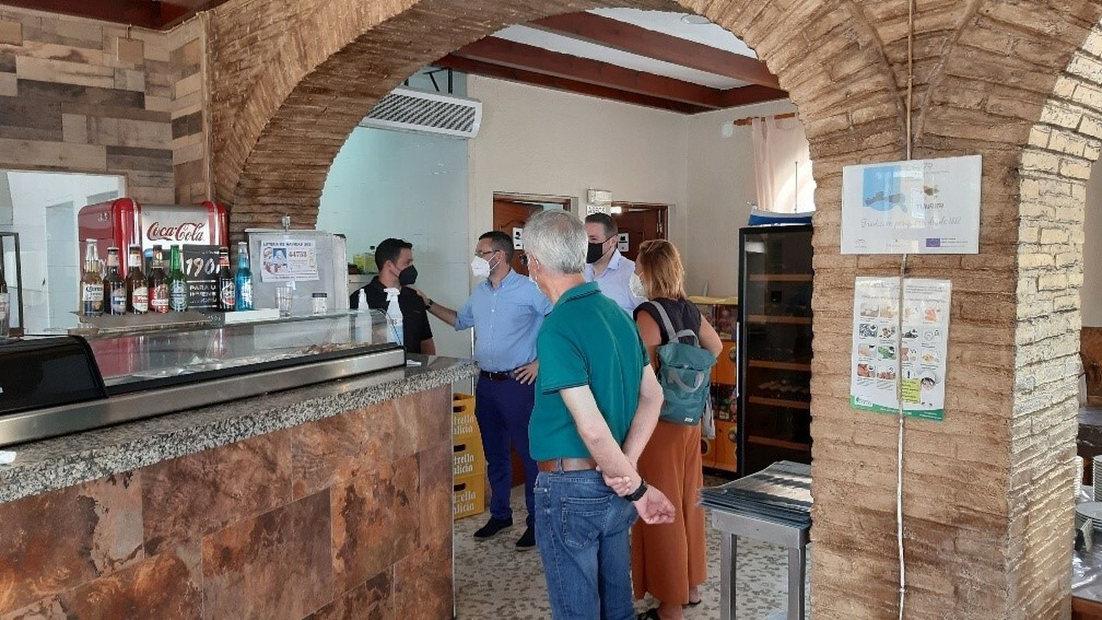 Juan Franco visita uno de los bares de La Atunara.