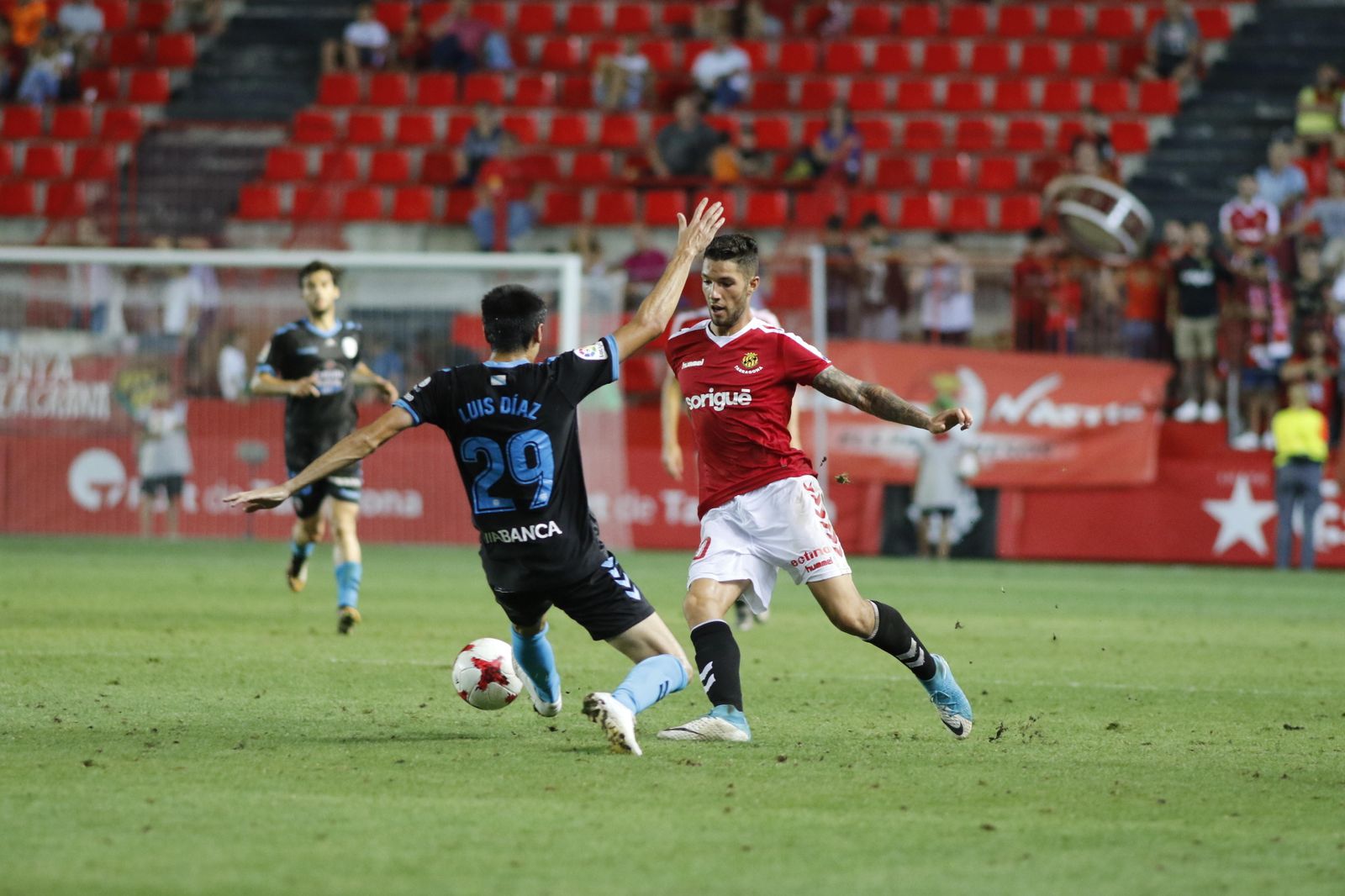 Tete Morente sortea a un adversario durate un partido con el Nástic.