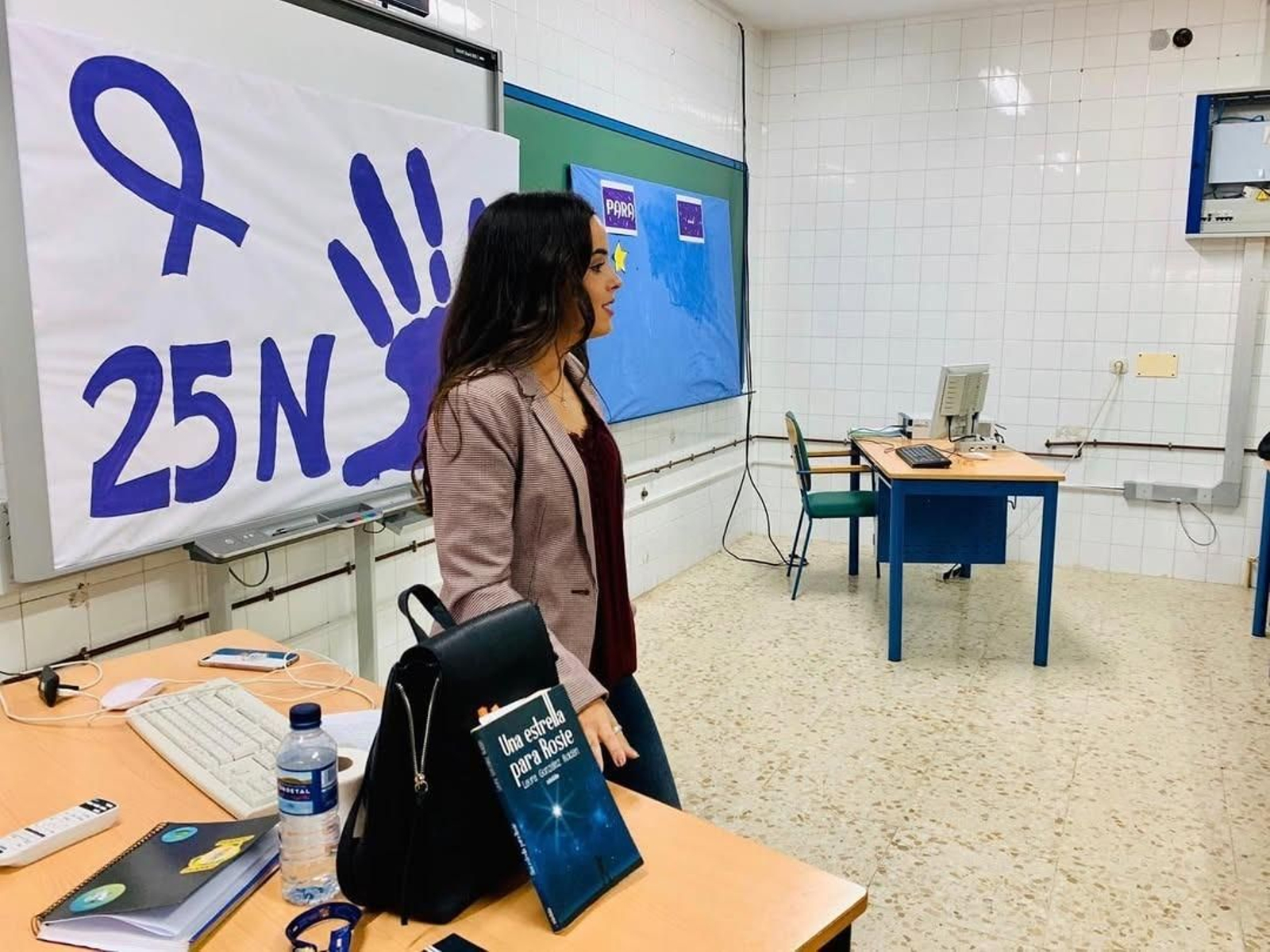 Laura Roldán en una charla a niños en un centro educativo de Huelva junto a su libro, 'Una estrella para Rosie'.