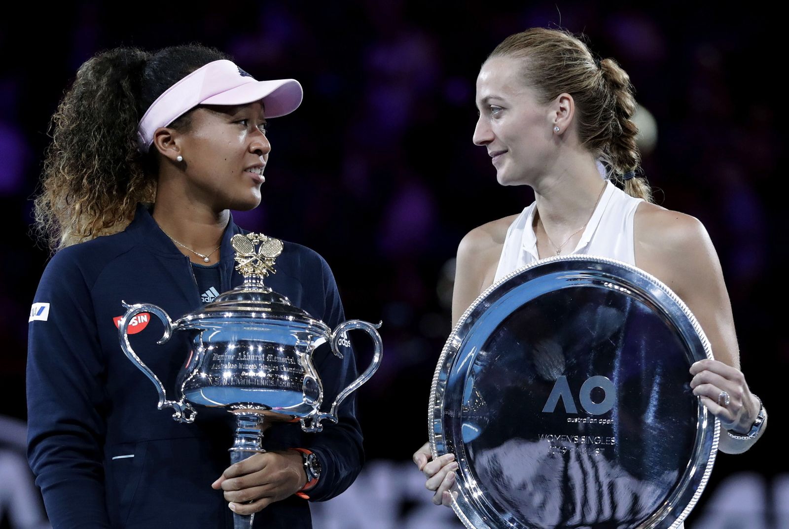 Osaka y Kvitova, con sus respectivos trofeos
