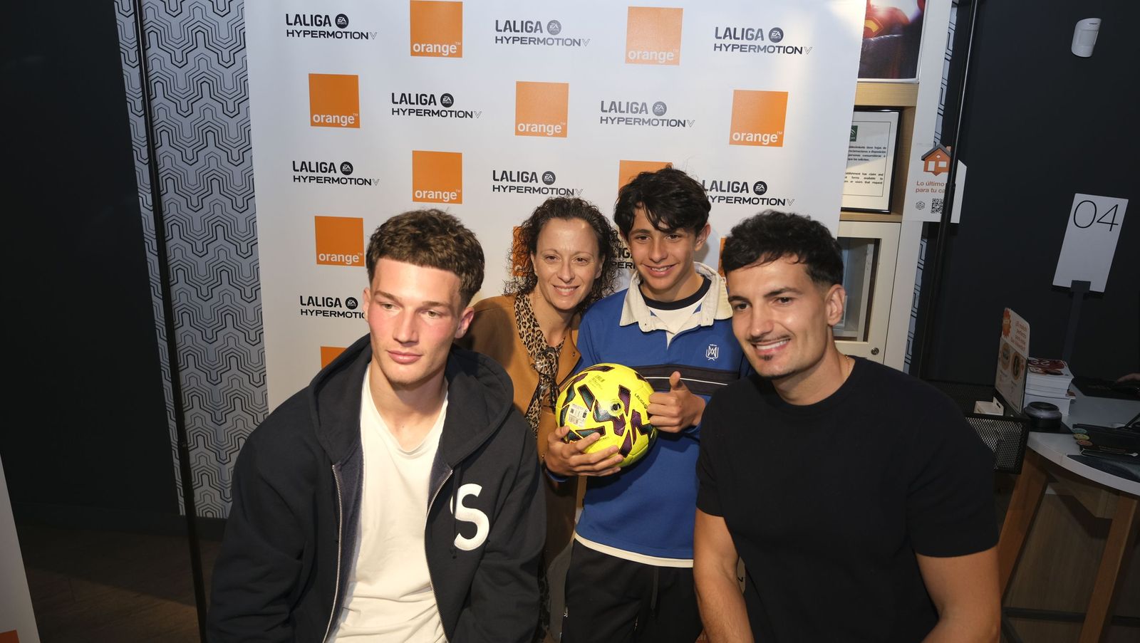 Búscate en las fotos de la firma de los jugadores de la U.D. Almería en la tienda Orange