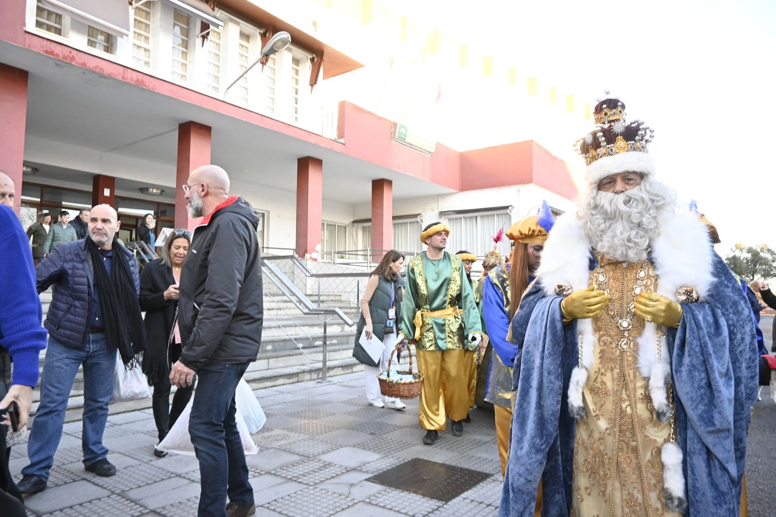 Visita de los Reyes Magos a los ancianos de los asilos de Huelva, en imágenes