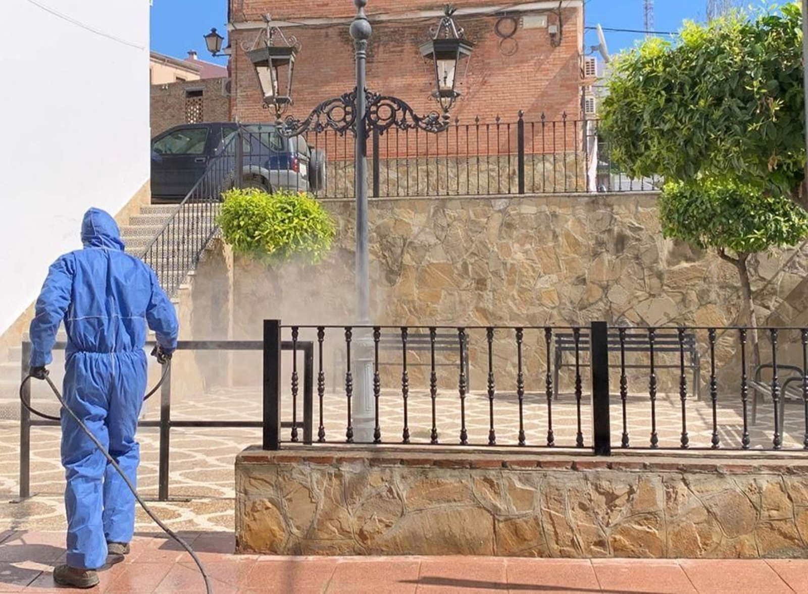 Un operario realizando tareas de desinfección