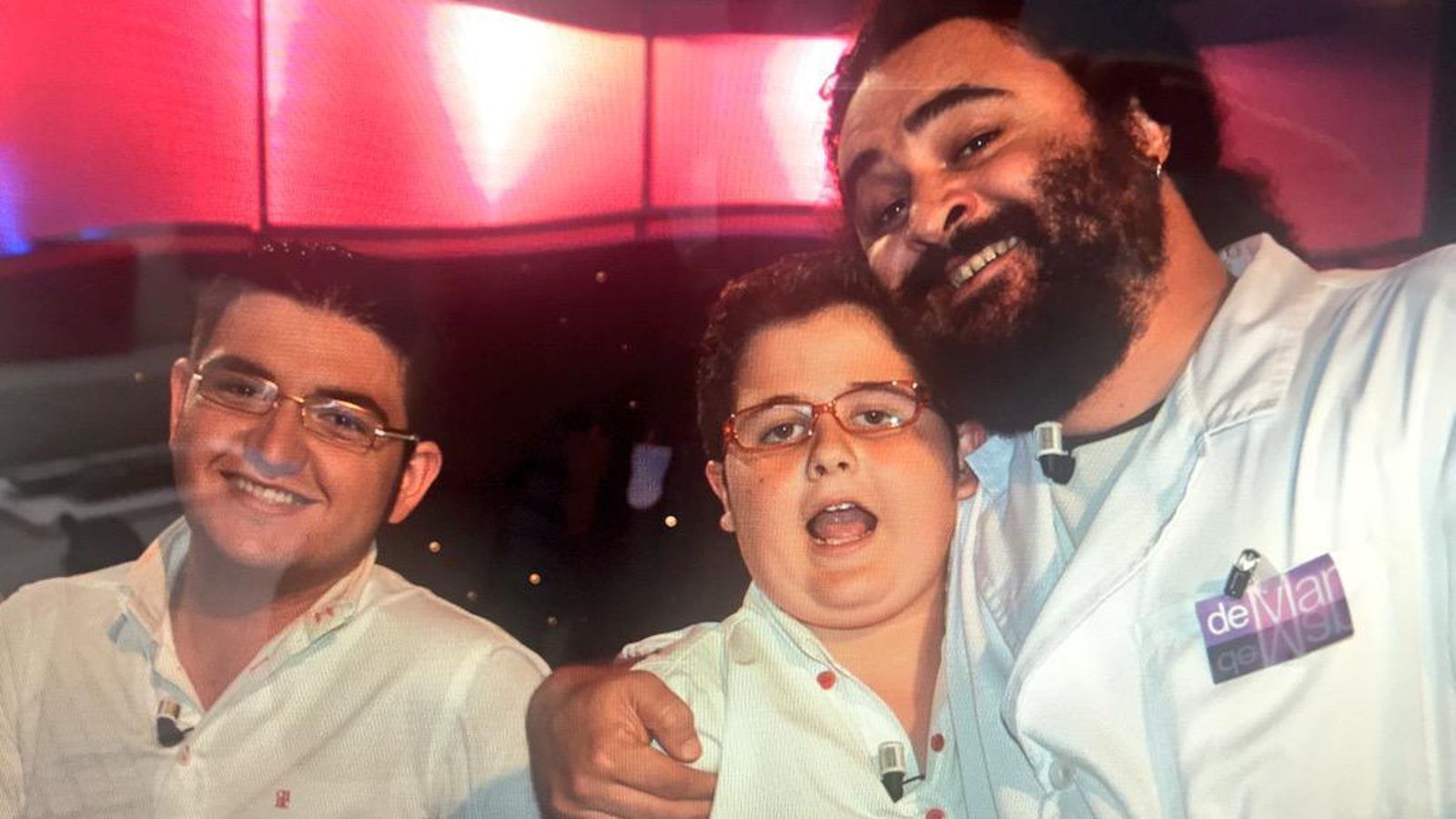 Antonio, entonces conocido como el niño del tambor, entre Manu Sánchez y El Sevilla