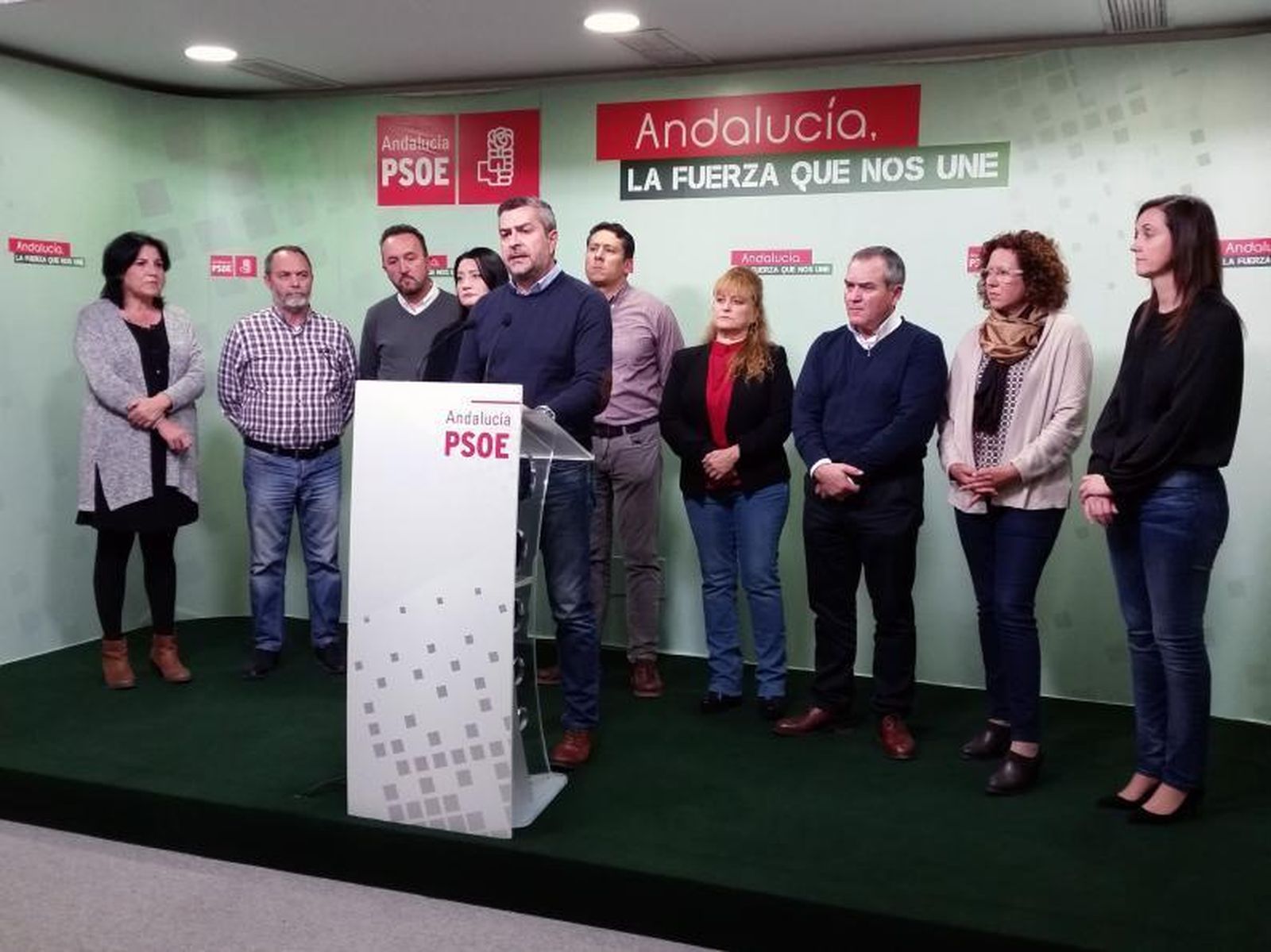 Juan Antonio Lorenzo, ayer durante la rueda de prensa arropado por alcaldes.