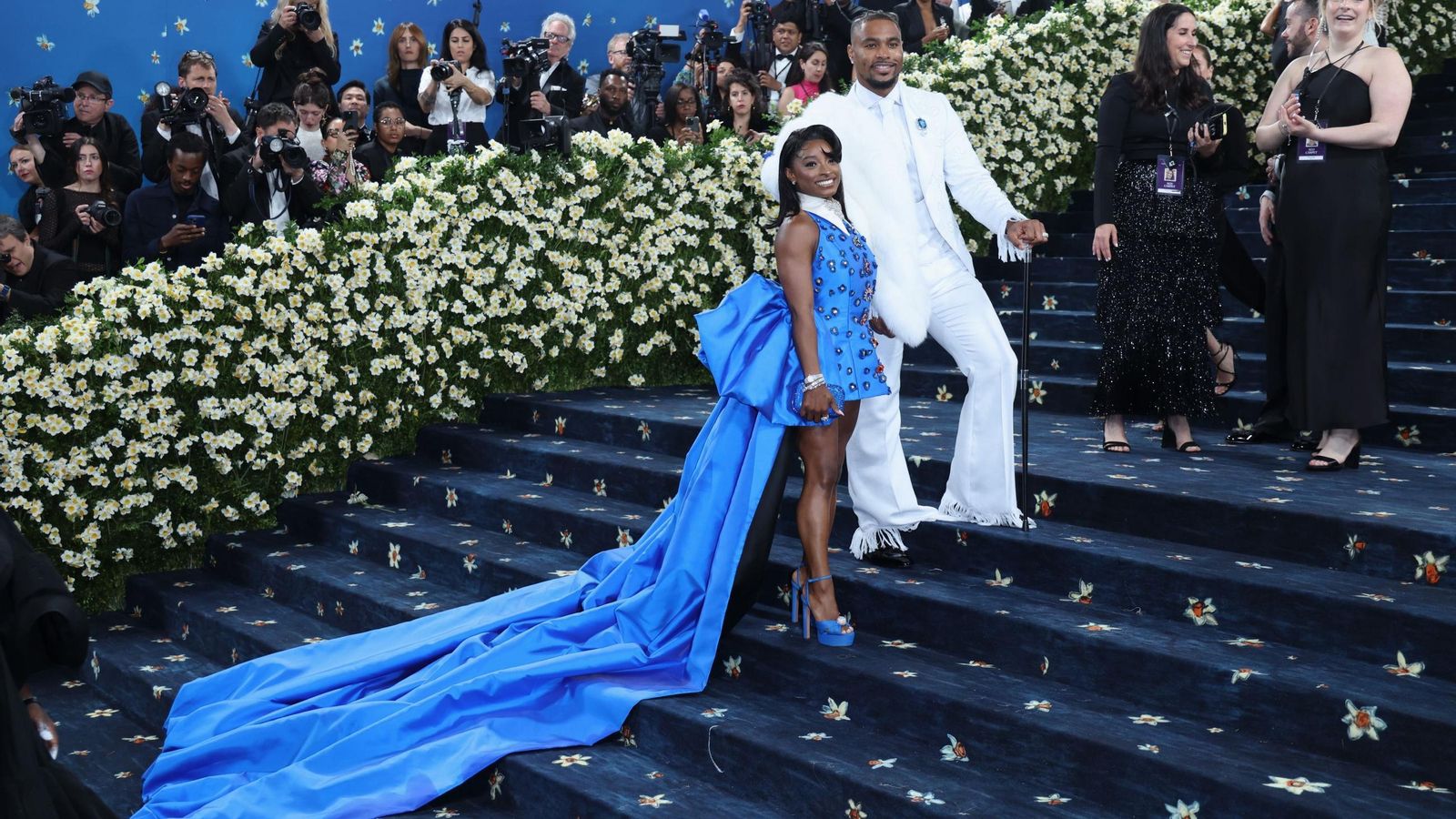 Simon Biles  y su marido en la gala Met