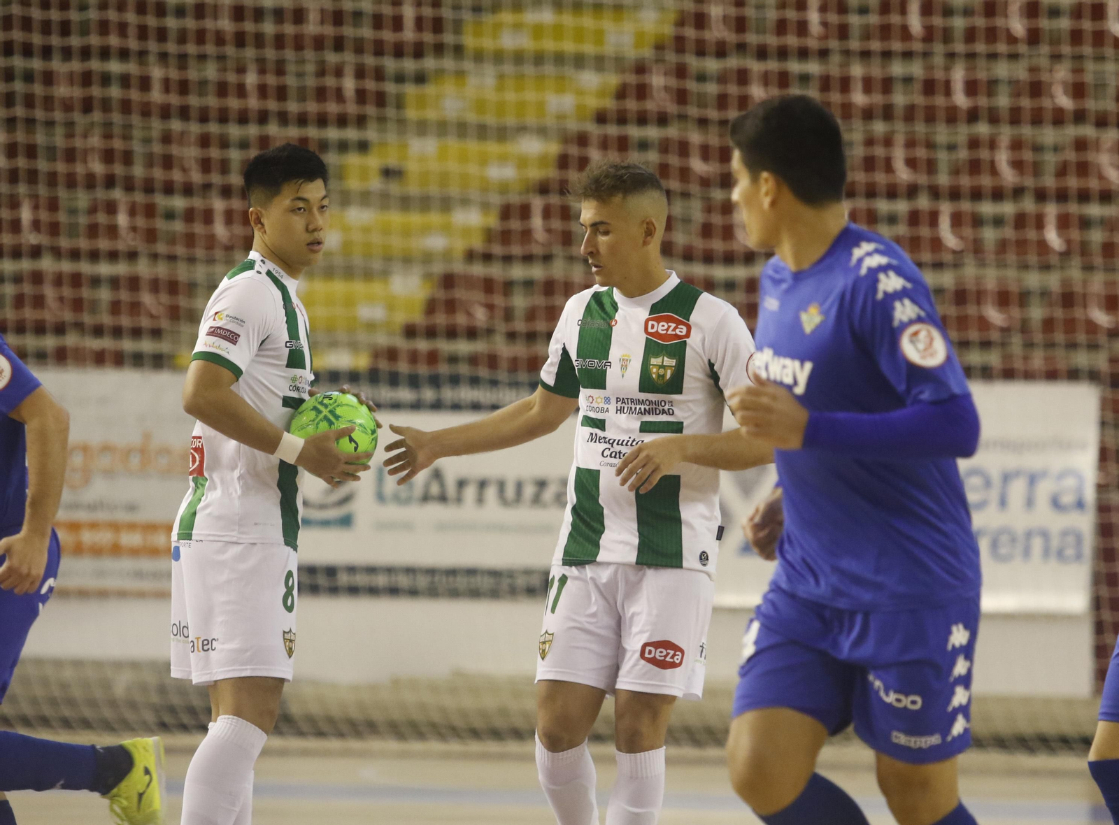 Shimizu coge un balón en presencia de Koseky durante el partido ante el Real Betis Futsal.