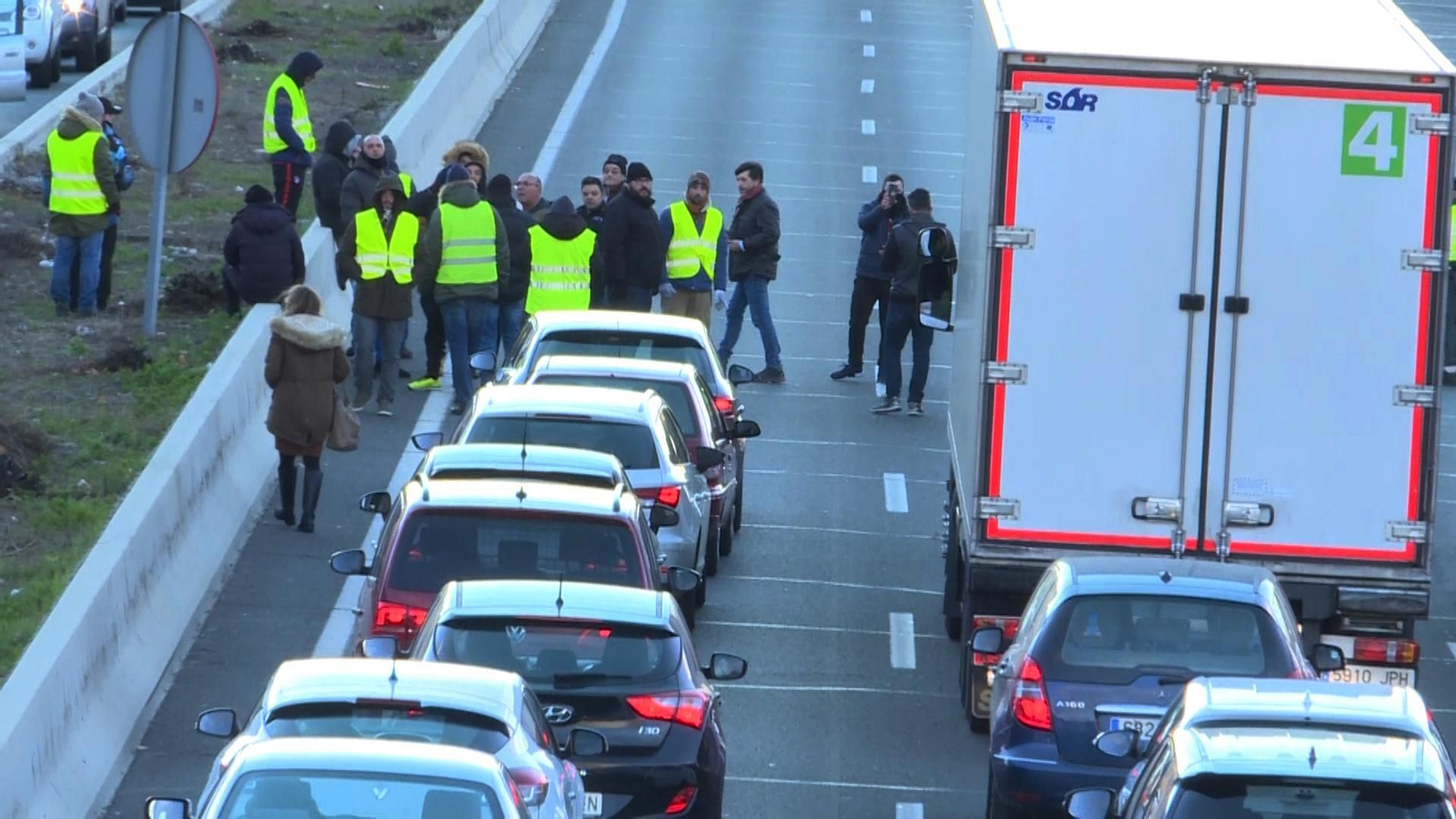 Las imágenes de la inauguración de FITUR, protagonizada por las protestas del taxi