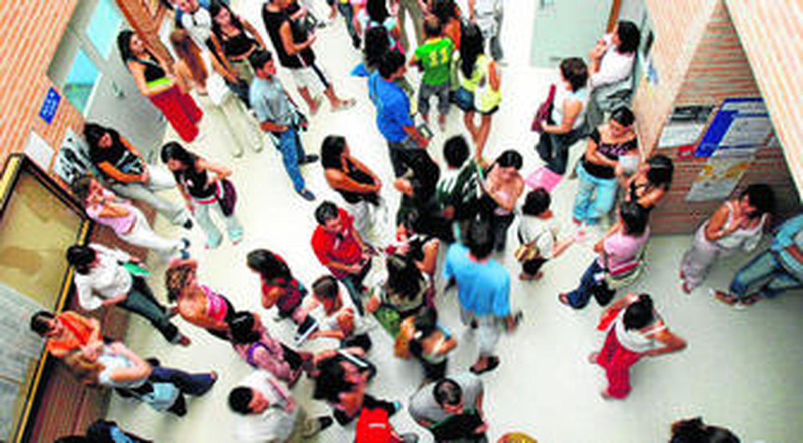 Grupos de alumnos en la vuelta a las clases universitarias, en una imagen de archivo.