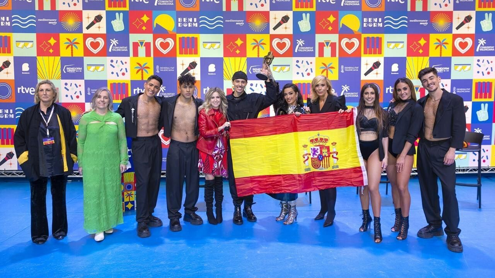 Chanel y sus bailarines, el compositor Leroy Sánchez con los directivos de TVE del Benidorm Fest Chanel y sus bailarines, el compositor Leroy Sánchez con los directivos de TVE del Benidorm Fest