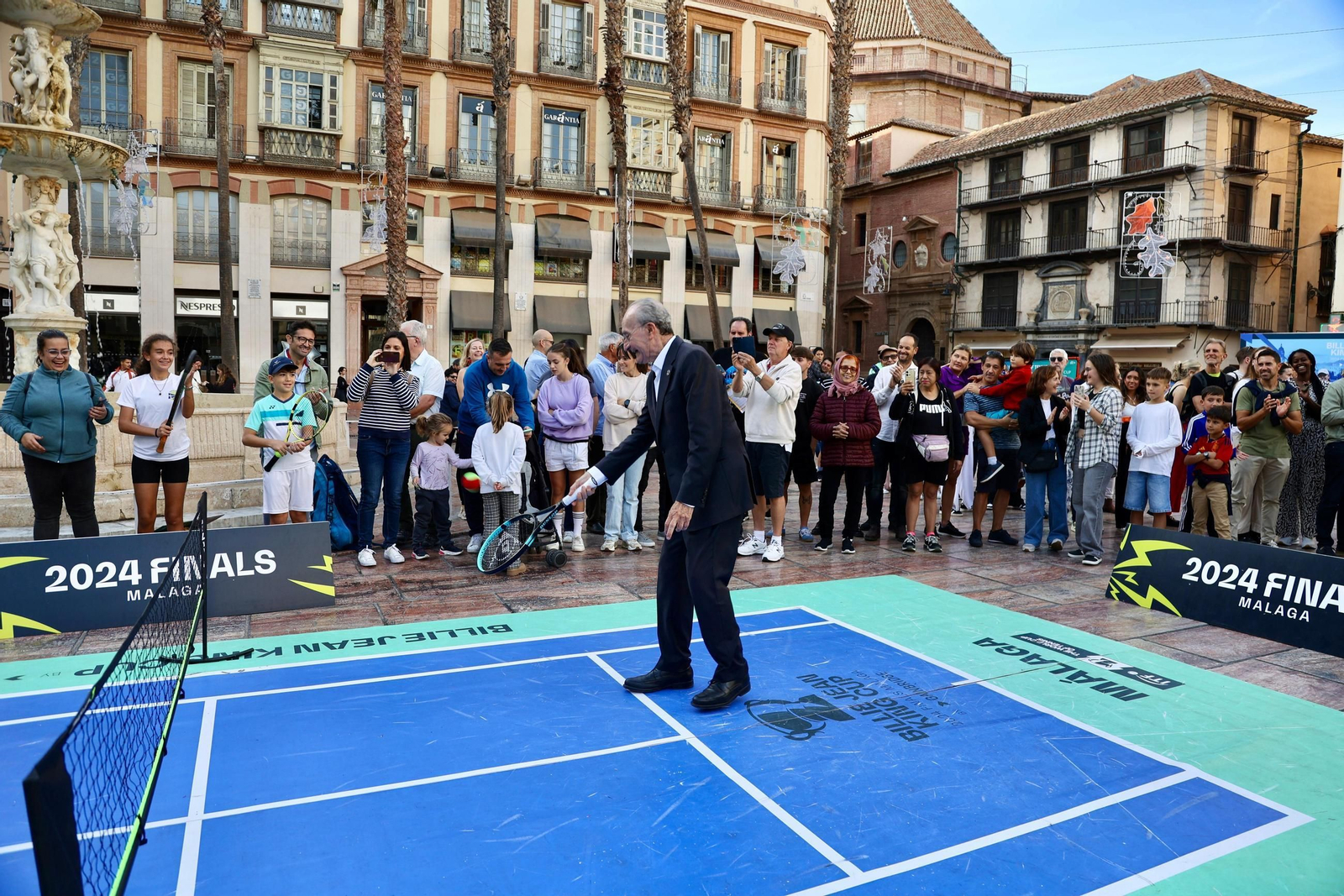 El alcalde De la Torre se anima a jugar con Conchita Martínez en la presentación de la BJKC