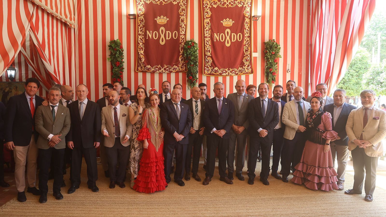 El alcalde, José Luis Sanz; y el delegado de Fiestas Mayores, Manuel Alés; con los artesanos de la Semana Santa.