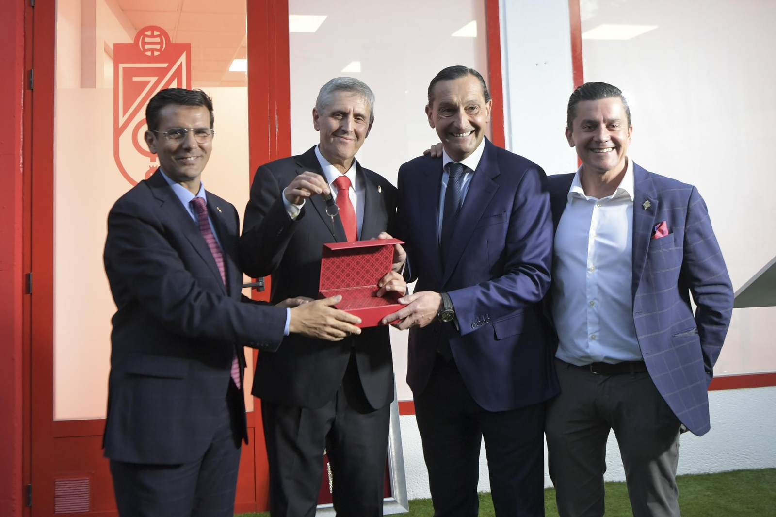 El presidente de la Asociación de Peñas G91, Pepe Valcarcel, junto a Alfredo García Amado en la inauguración de la sede del colectivo la pasada temporada. El presidente de la Asociación de Peñas G91, Pepe Valcarcel, junto a Alfredo García Amado en la inauguración de la sede del colectivo la pasada temporada.