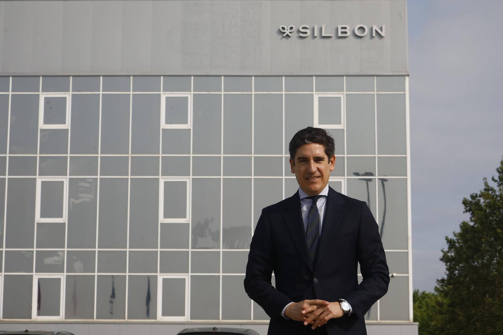 El consejero delegado y cofundador de Silbon, Pablo López, ante la sede central de la empresa.