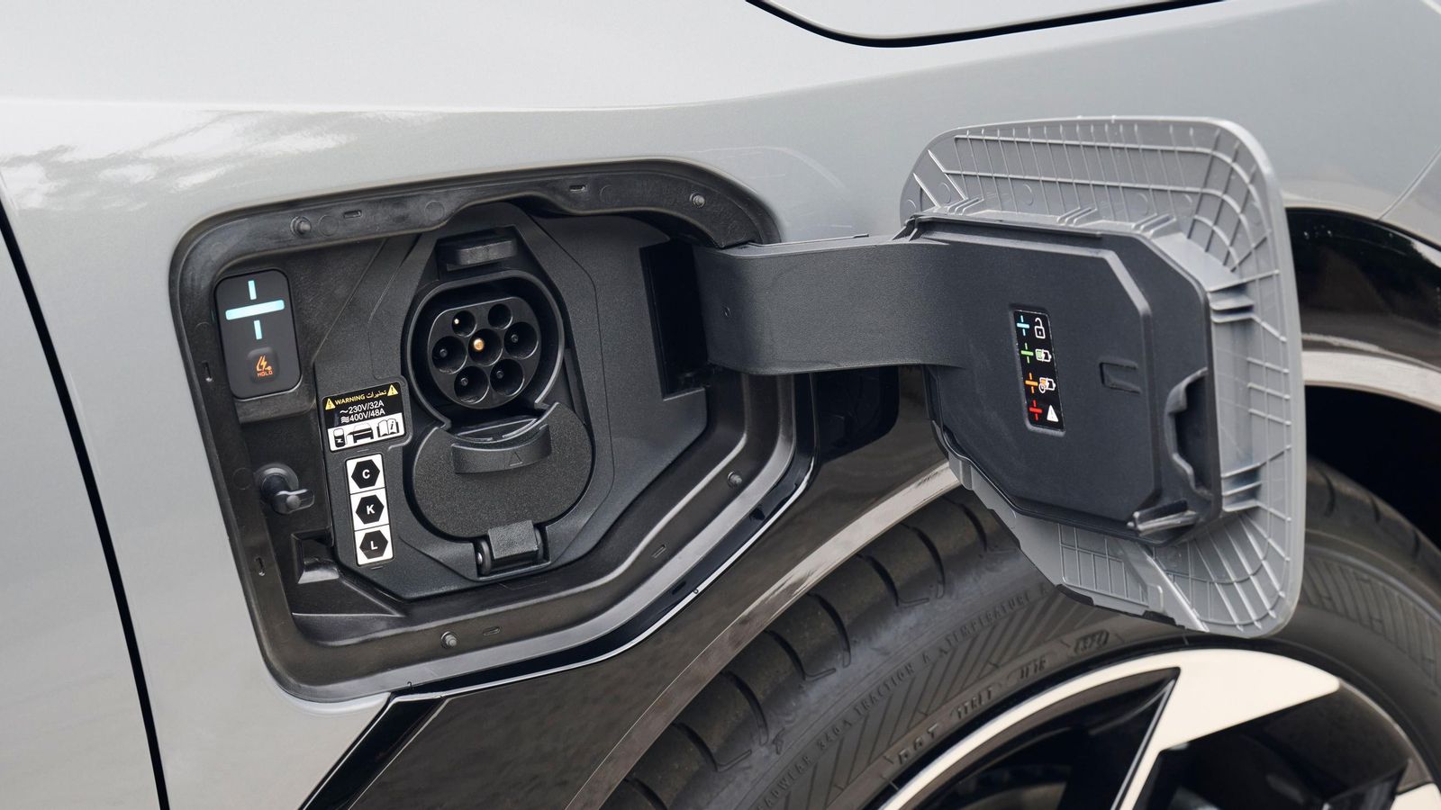 Si bien la potencia del motor siempre es la misma, las dos carrocerías estarán disponibles con dos baterías de diferente capaidad. En el mejor de los casos podrán cargar con corriente continua a 128 kW y 11 en alterna. Si bien la potencia del motor siempre es la misma, las dos carrocerías estarán disponibles con dos baterías de diferente capaidad. En el mejor de los casos podrán cargar con corriente continua a 128 kW y 11 en alterna.
