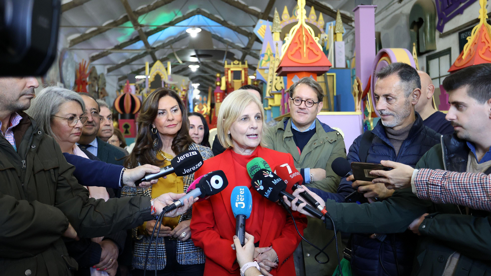 Los Reyes Magos visitan sus carrozas en el taller de Fiestas de Jerez