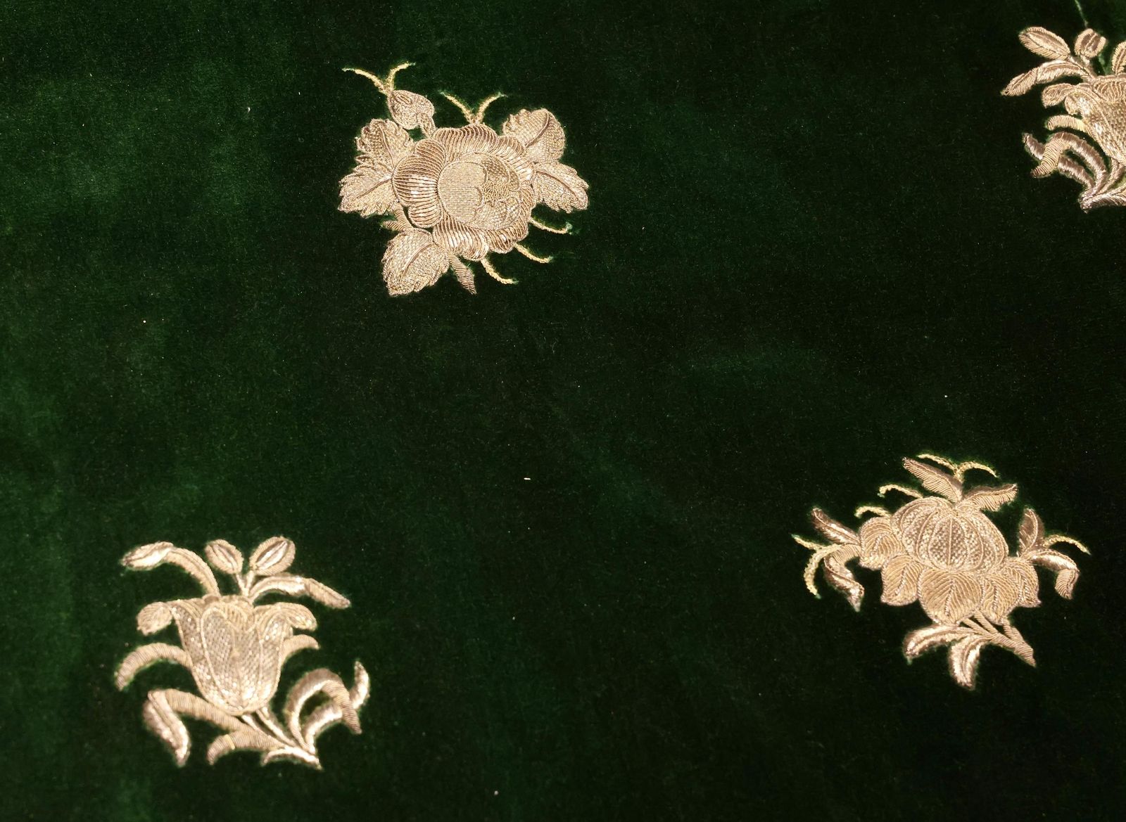 Restauración del manto verde de la Virgen de los Reyes