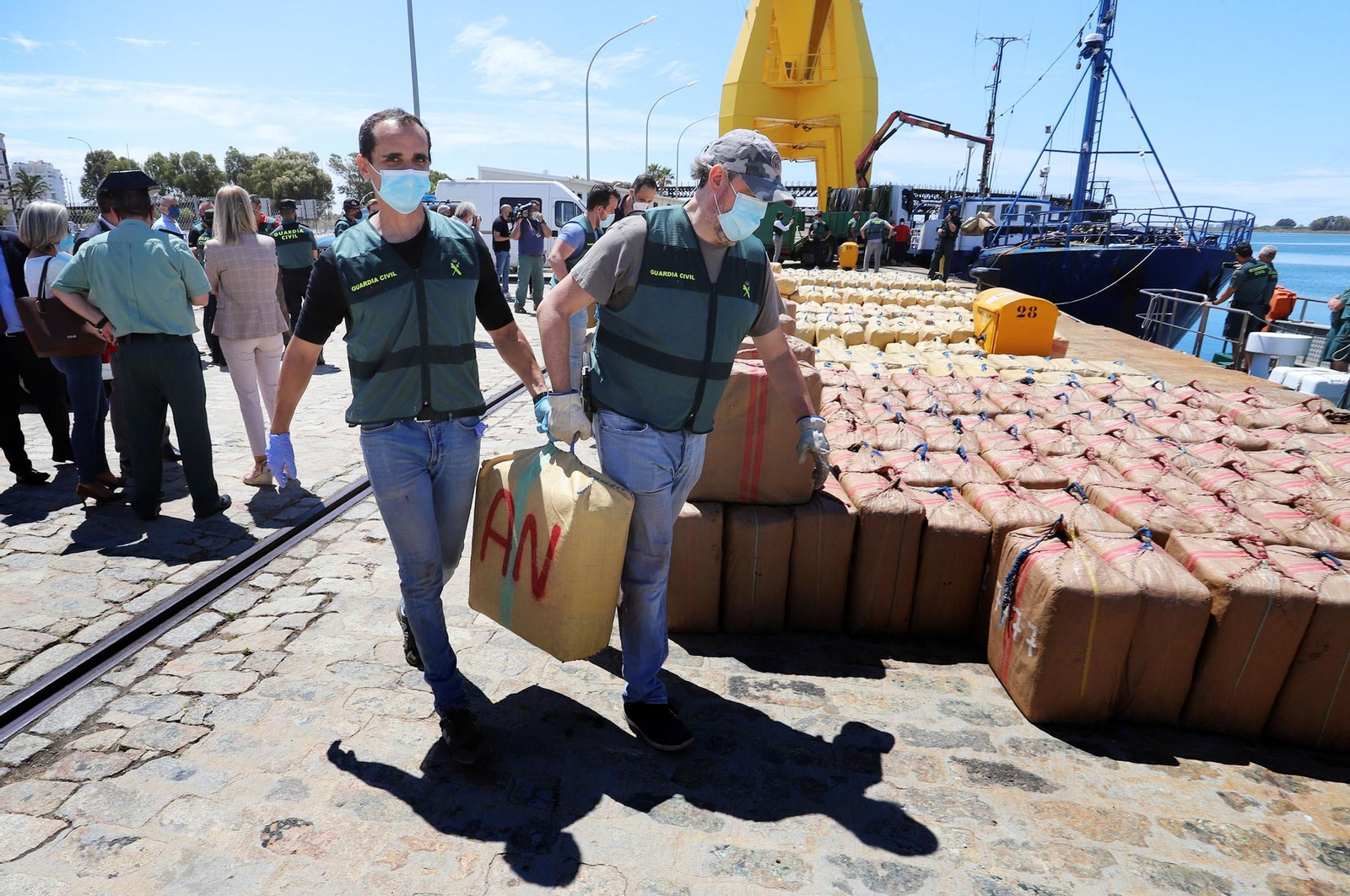 Imágenes de uno de los mayores alijos de hachís incautado por la Guardia Civil en Huelva