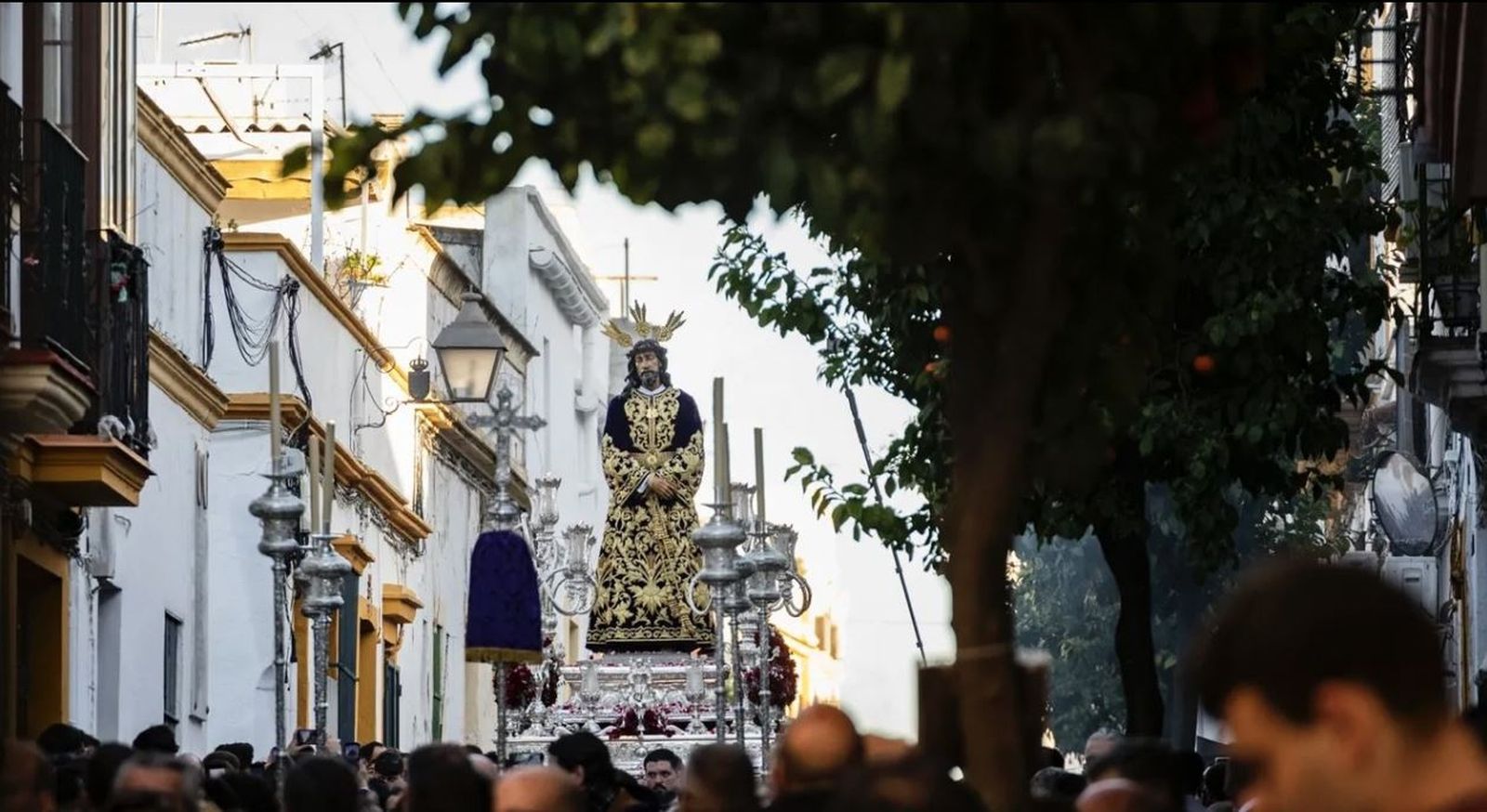 El Señor de la Sentencia presidiendo el pasado lunes el Vía Crucis de las Hermandades.